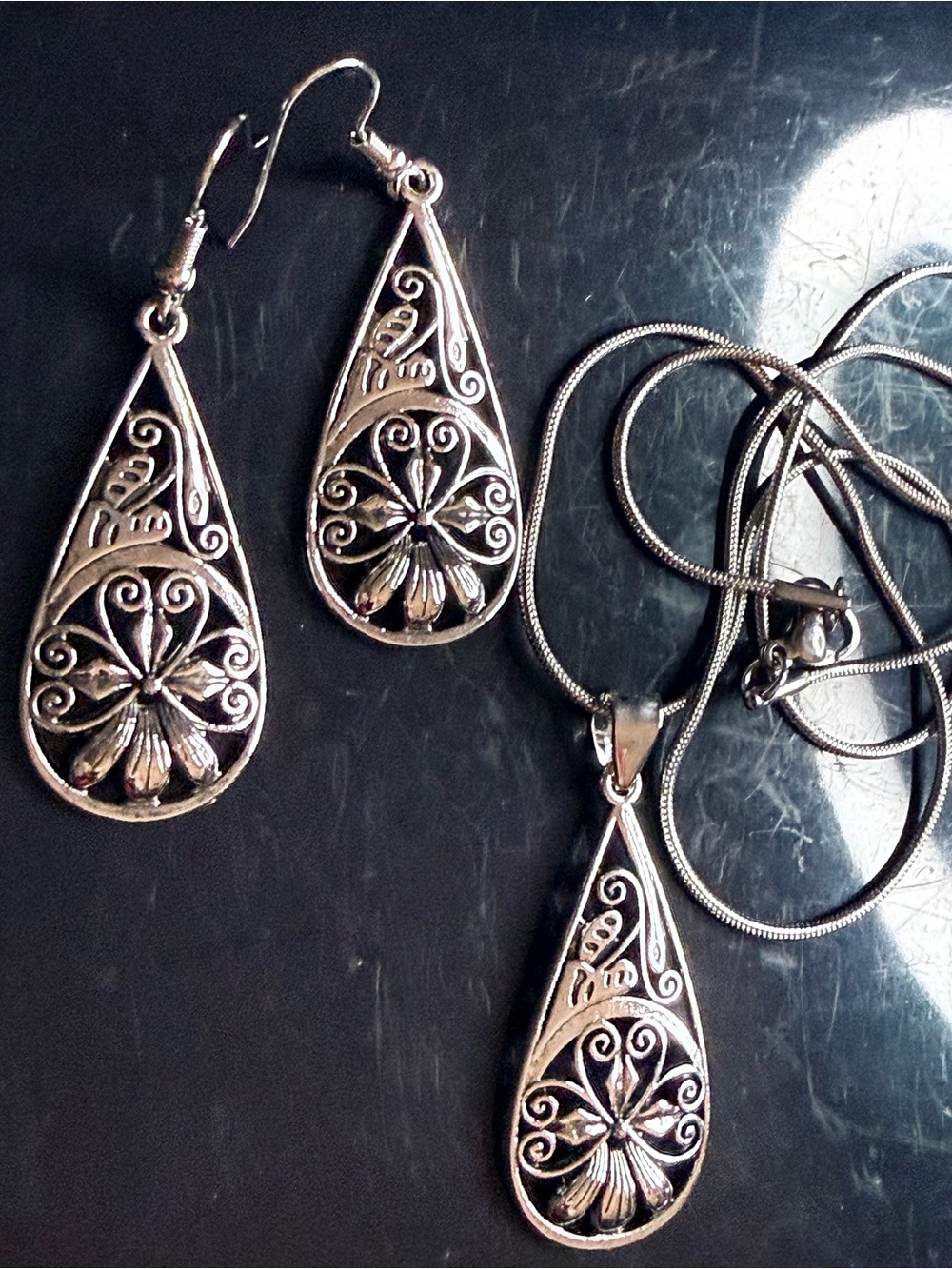 Silver TONE Floral Teardrop Pendant Necklace and Earrings Set